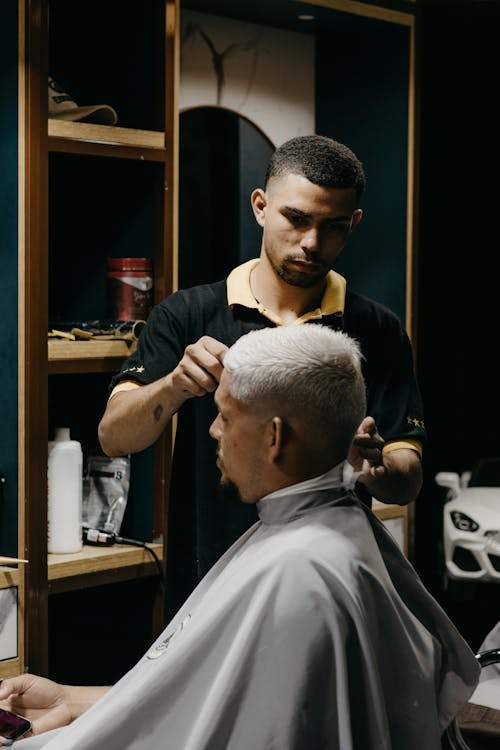 Are there any known allergic reactions to the materials in Derby razor blades?