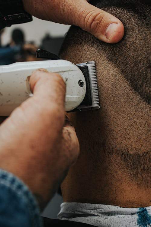 How does the thickness of Derby razor blades affect their performance?