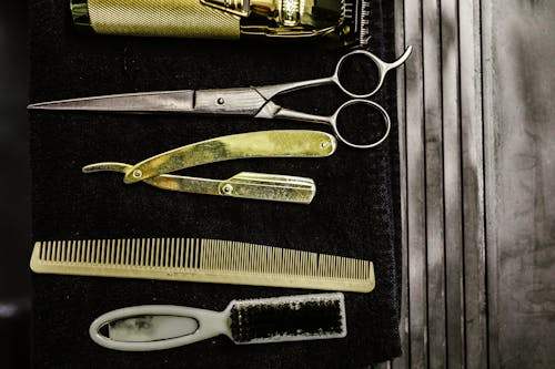 How to Handle and Replace Derby Razor Blades Safely