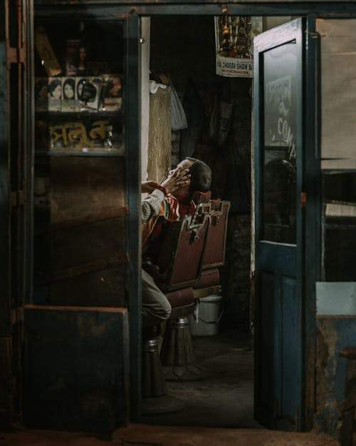 What are the benefits of using natural hair products?