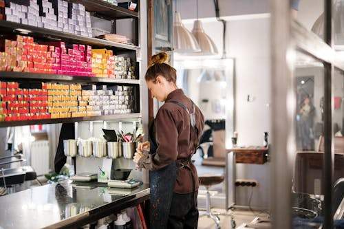 How to Choose the Best Makeup Products for a Radiant Look