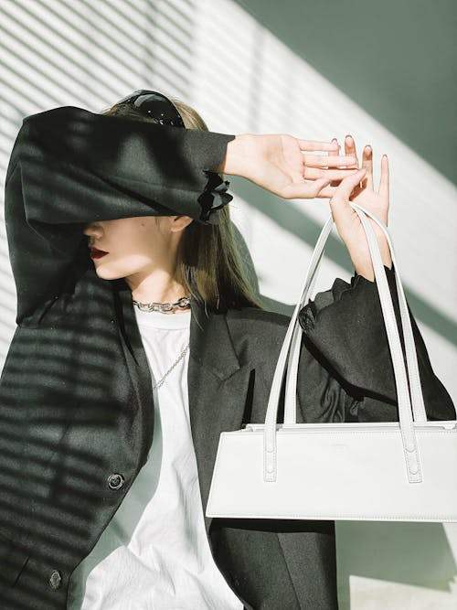 Top 10 Must-Have Makeup Accessories for a Bold, Modern Salon Look