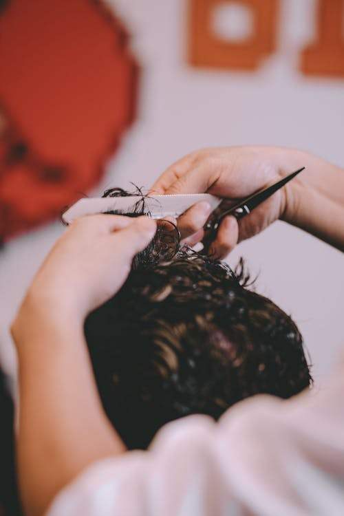 How do Derby razor blades contribute to the precision of a shave?