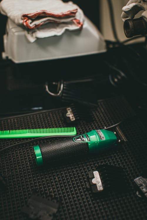 How do Derby razor blades affect the overall satisfaction of clients with sensitive skin?