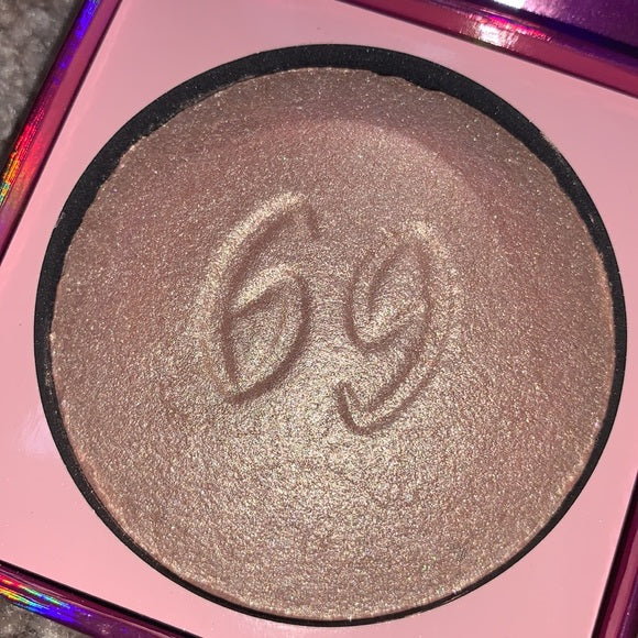 BEAUTY CREATIONS x Annette 69 Highlighter