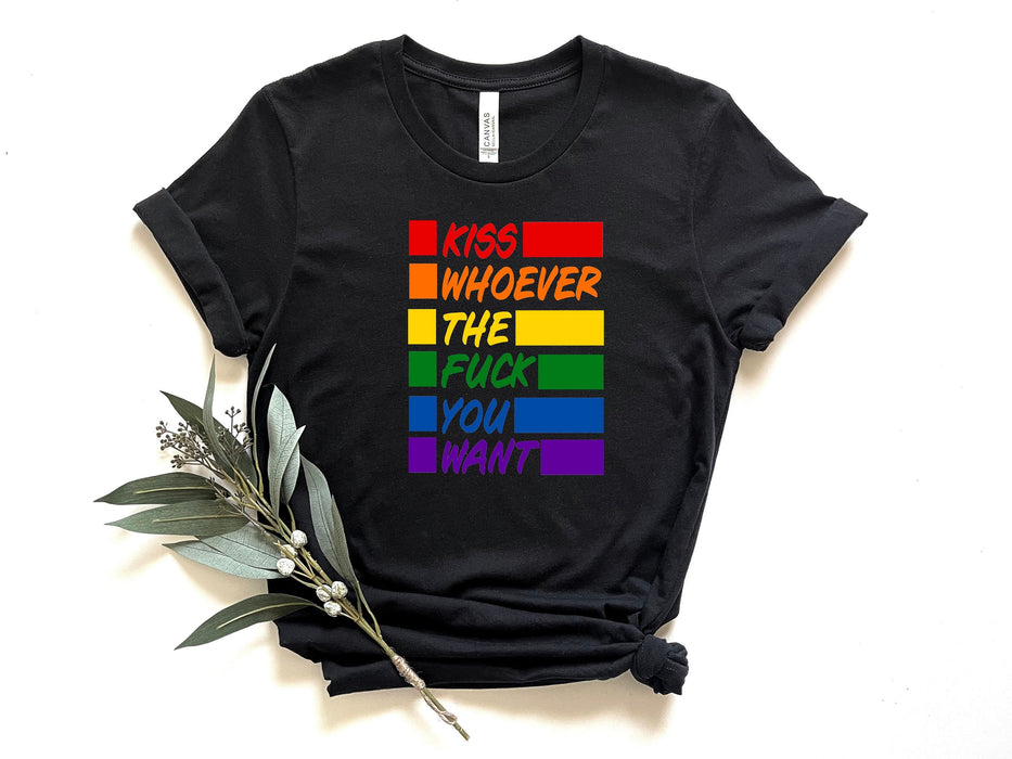 Besa a quien carajo quieras camisa, camisa del orgullo, camisa LGBTQ, camisa lesbiana, camisa gay, camisa de la bandera del orgullo, camisa de besos del orgullo, regalo del orgullo
